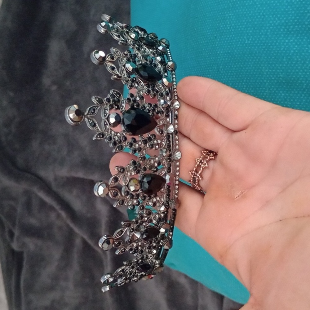 Beautiful Tiara - Picture 2 of 3